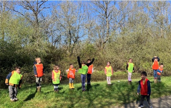 Avec l’arrivée du printemps, c’est le retour de la classe dehors !